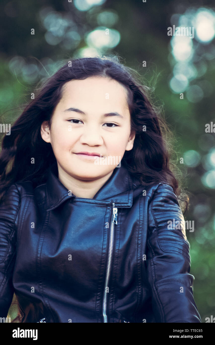 Immagine ritratto di una giovane ragazza Maori presi all'aperto in un parco. Foto Stock