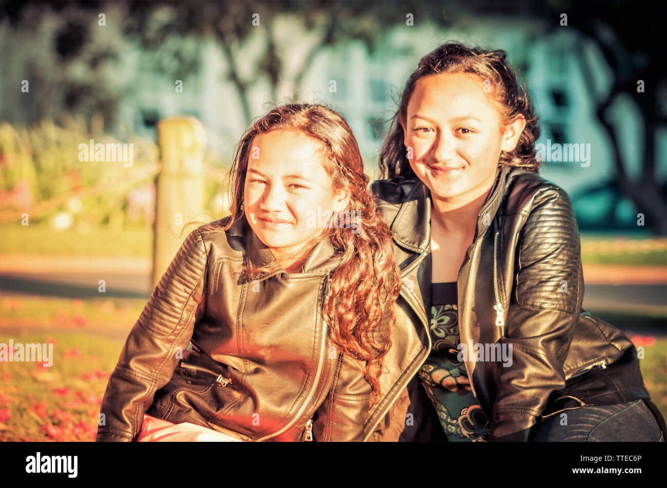 Ritratto di due giovani sorelle Maori presi all'aperto in un parco. Foto Stock