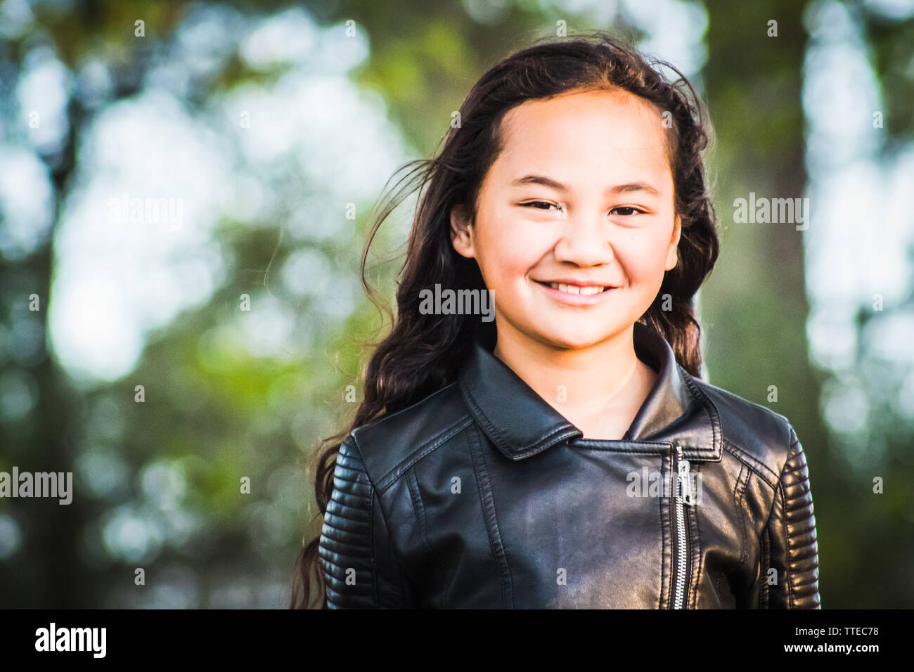 Immagine ritratto di una giovane ragazza Maori presi all'aperto in un parco con spazio di copia Foto Stock