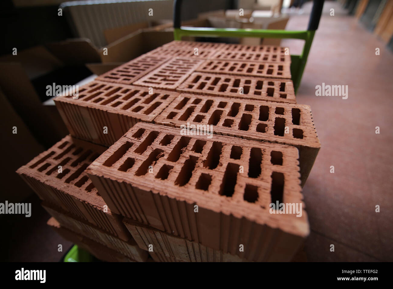 Dettagli di una pila di mattoni di argilla con fori. Foto Stock