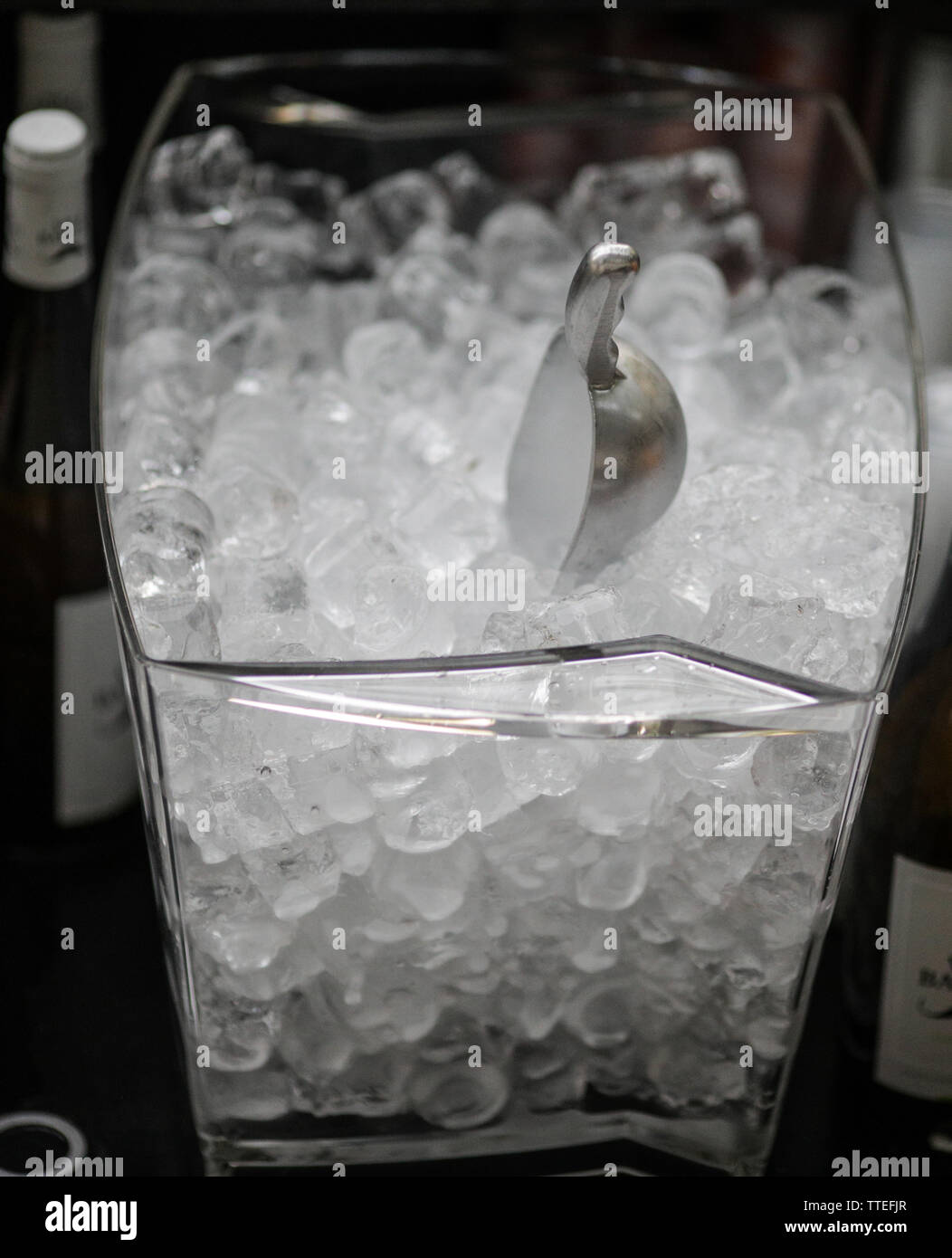 Dettagli con una scatola di ghiaccio e una pala dietro un banco di bar. Foto Stock