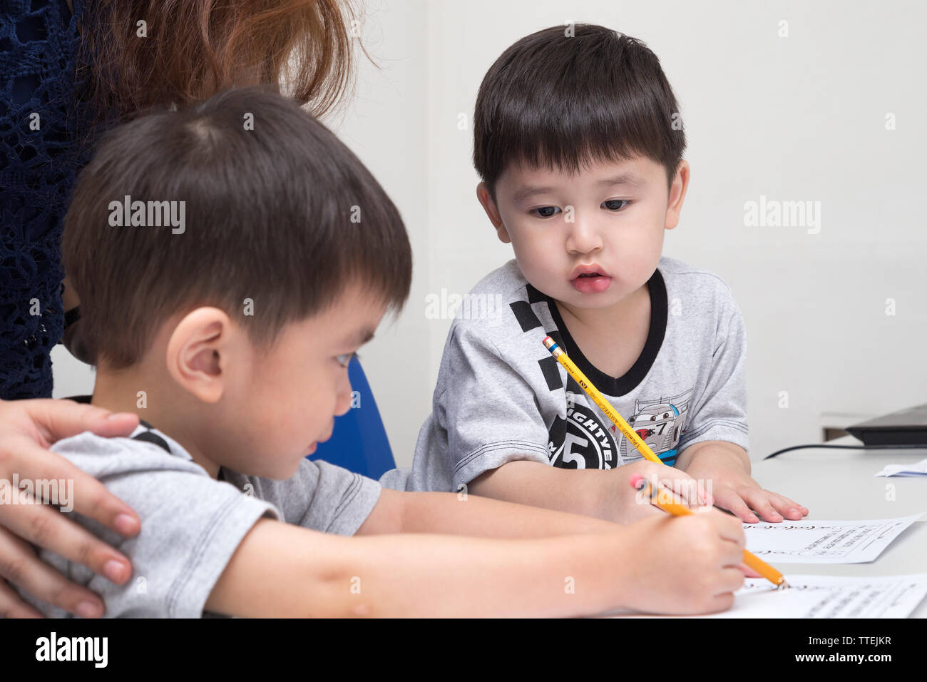 Manila, Filippine - Agosto 18, 2016: due ragazzini imparare a scrivere con una matita in aula a scuola Foto Stock