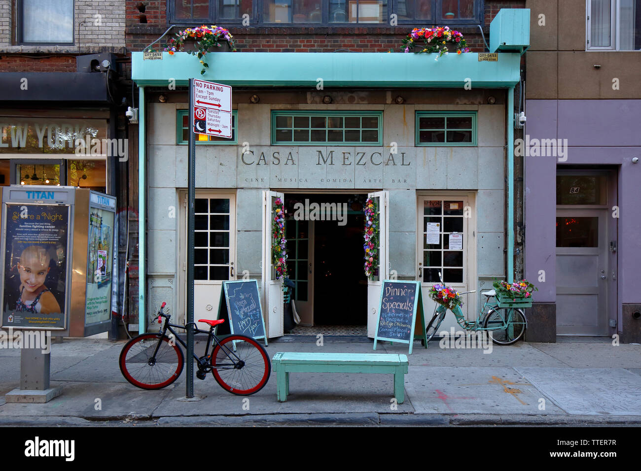 Casa Mezcal, 86 Orchard Street, New York, NY. esterno alla vetrina di un bar e di un ristorante nel quartiere di Lower East Side di Manhattan. Foto Stock