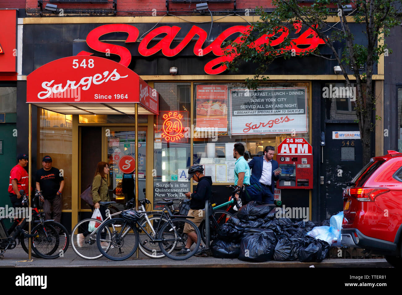 Sarge, 548 3rd Avenue, New York, NY. esterno alla vetrina di un negozio di alimentari, pastrami ristorante nel quartiere di Murray Hill di Manhattan. Foto Stock