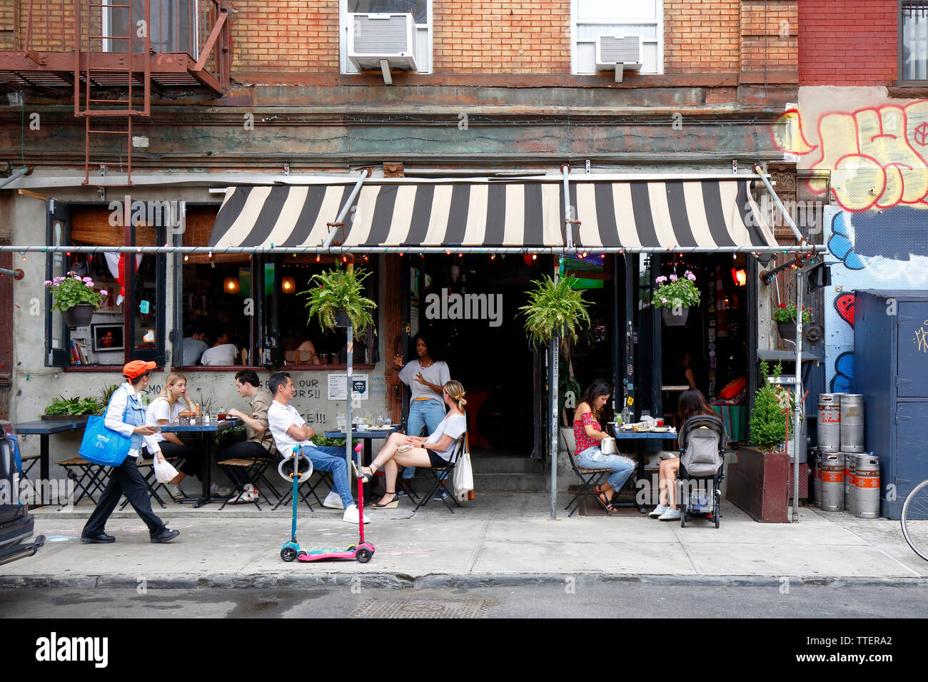 Forgtmenot, 138 Division St, New York, New York. Facciata esterna di un bar e ristorante nella Chinatown 'Dimes Square' di Manhattan/Lower East Side Foto Stock