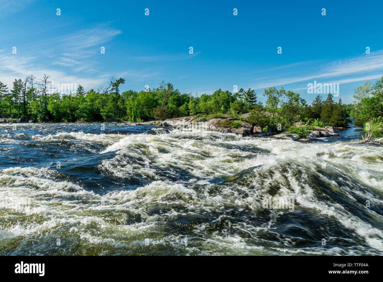 Burleigh Falls Peterborough Canada mostra belle rocce rosa, rapide fluviali e cascate in una giornata estiva di sole Foto Stock