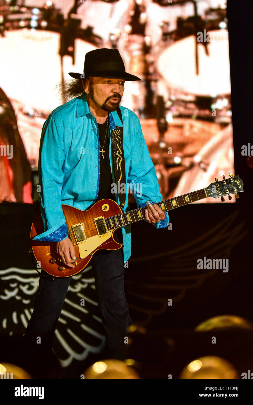 Indio, California, 27 aprile 2019, Gary Rossington dei Lynyrd Skynyrd sul palco di eseguire ad una energica folla allo stadio in pullman il Festival di musica Foto Stock