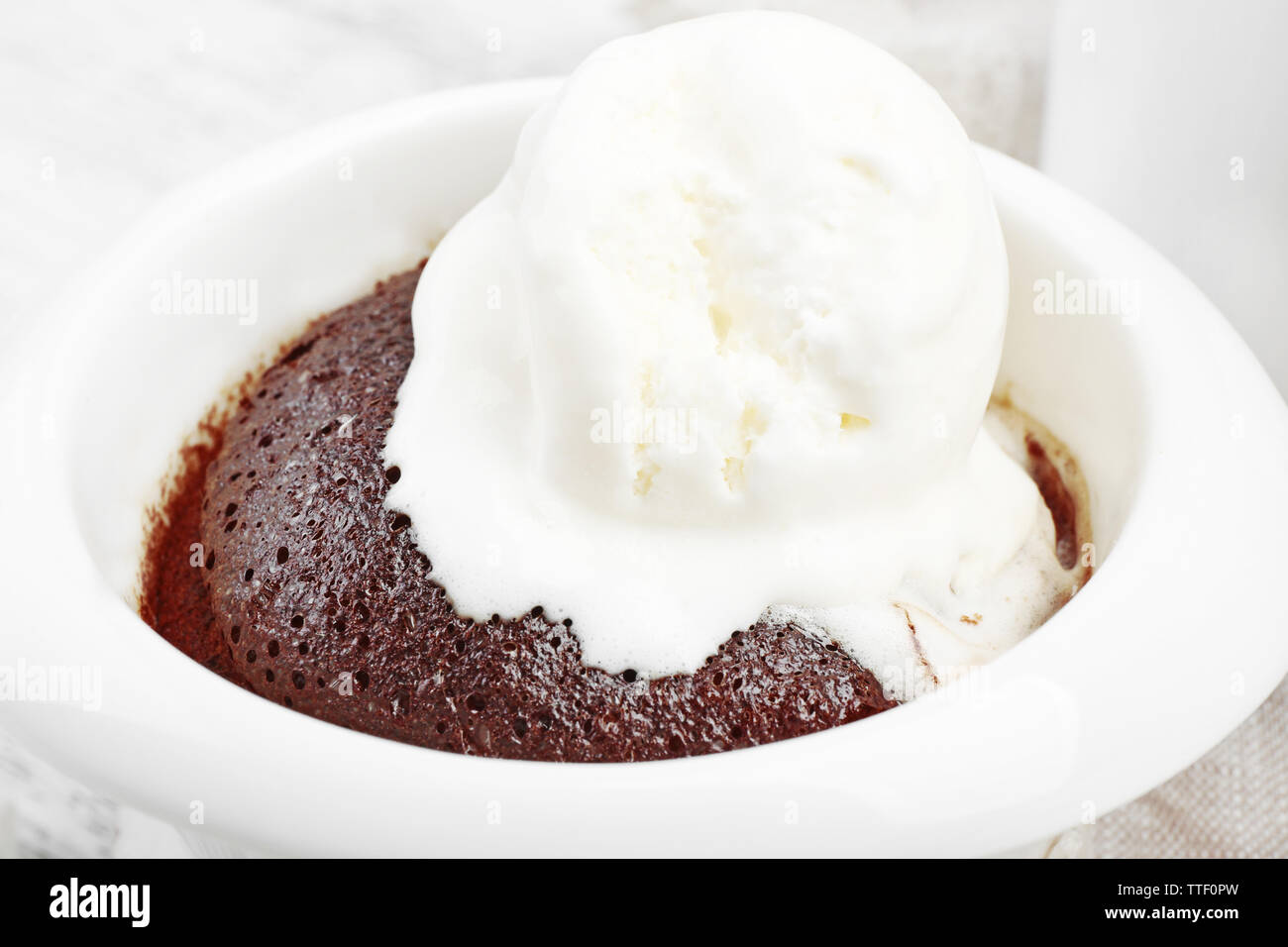 Cioccolato torta di lava con gelato, close-up Foto Stock