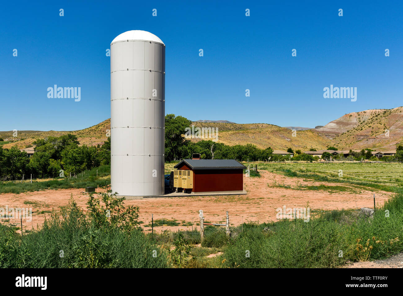 Questa è una scomparsa torre cellulare. Tre-carrier silo in Santa Clara, UT progettato e fabbricato da Raycap | stealth. Foto Stock