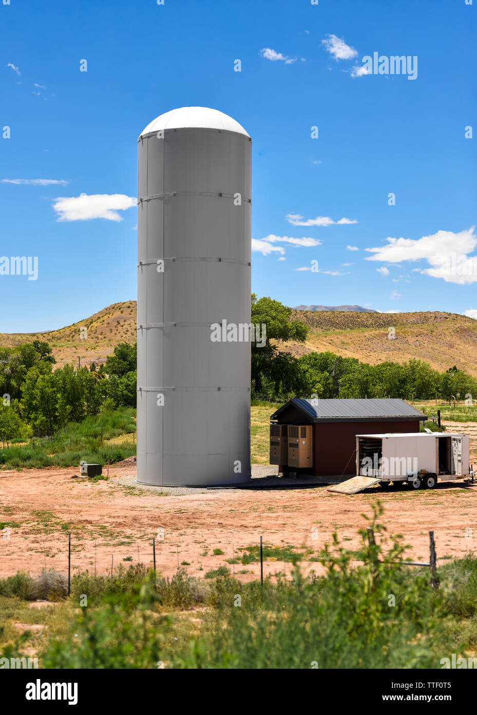 Questa è una scomparsa torre cellulare. Tre-carrier silo in Santa Clara, UT progettato e fabbricato da Raycap | stealth. Foto Stock