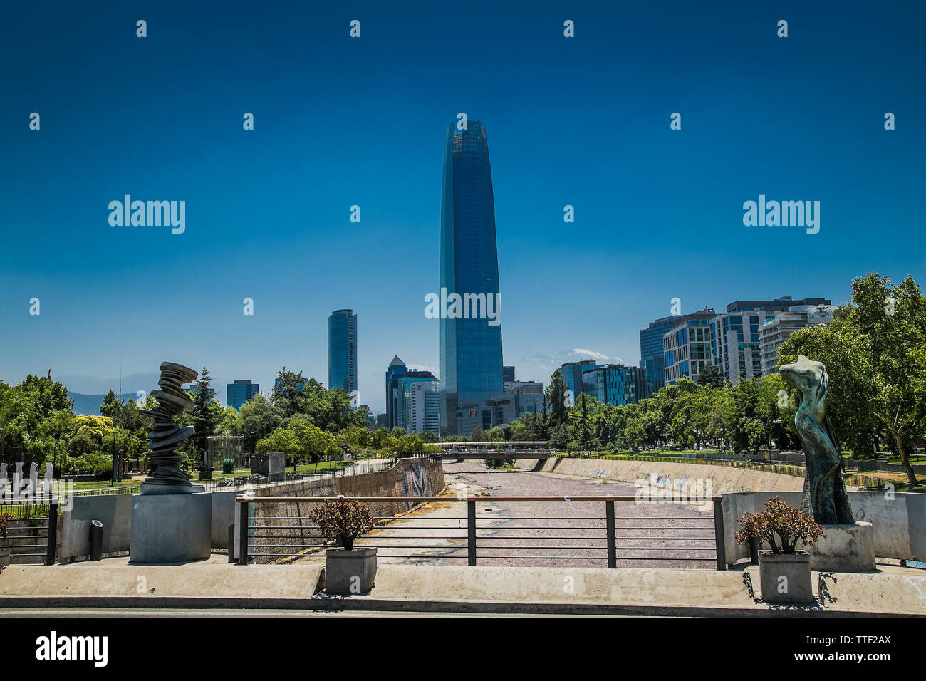Vista sul ponte che attraversa il fiume Mapocho, nel centro di Santiago.Cile. Foto Stock