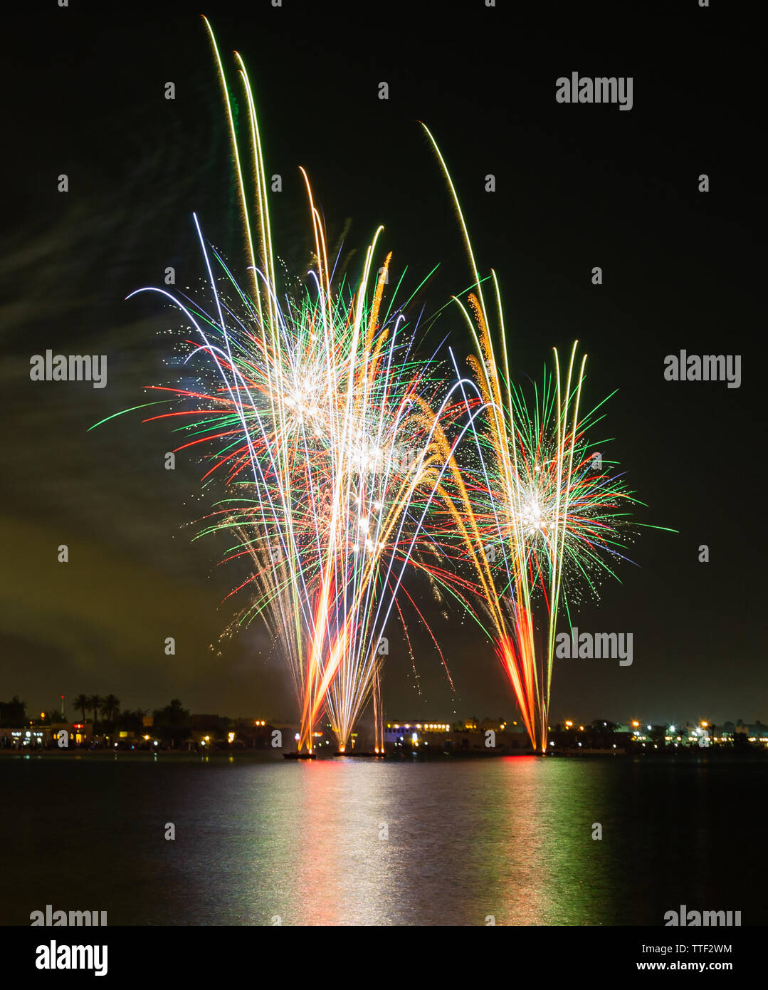 Spettacolo di fuochi d'artificio durante l'Eid Al Fitr celebrazione 2019 nel Souq Wakrah, Doha in Qatar Foto Stock