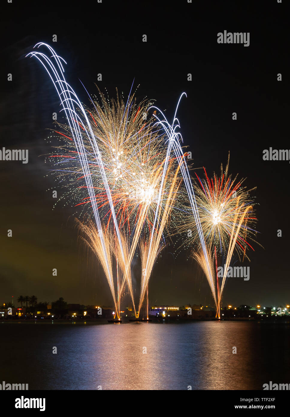 Spettacolo di fuochi d'artificio durante l'Eid Al Fitr celebrazione 2019 nel Souq Wakrah, Doha in Qatar Foto Stock