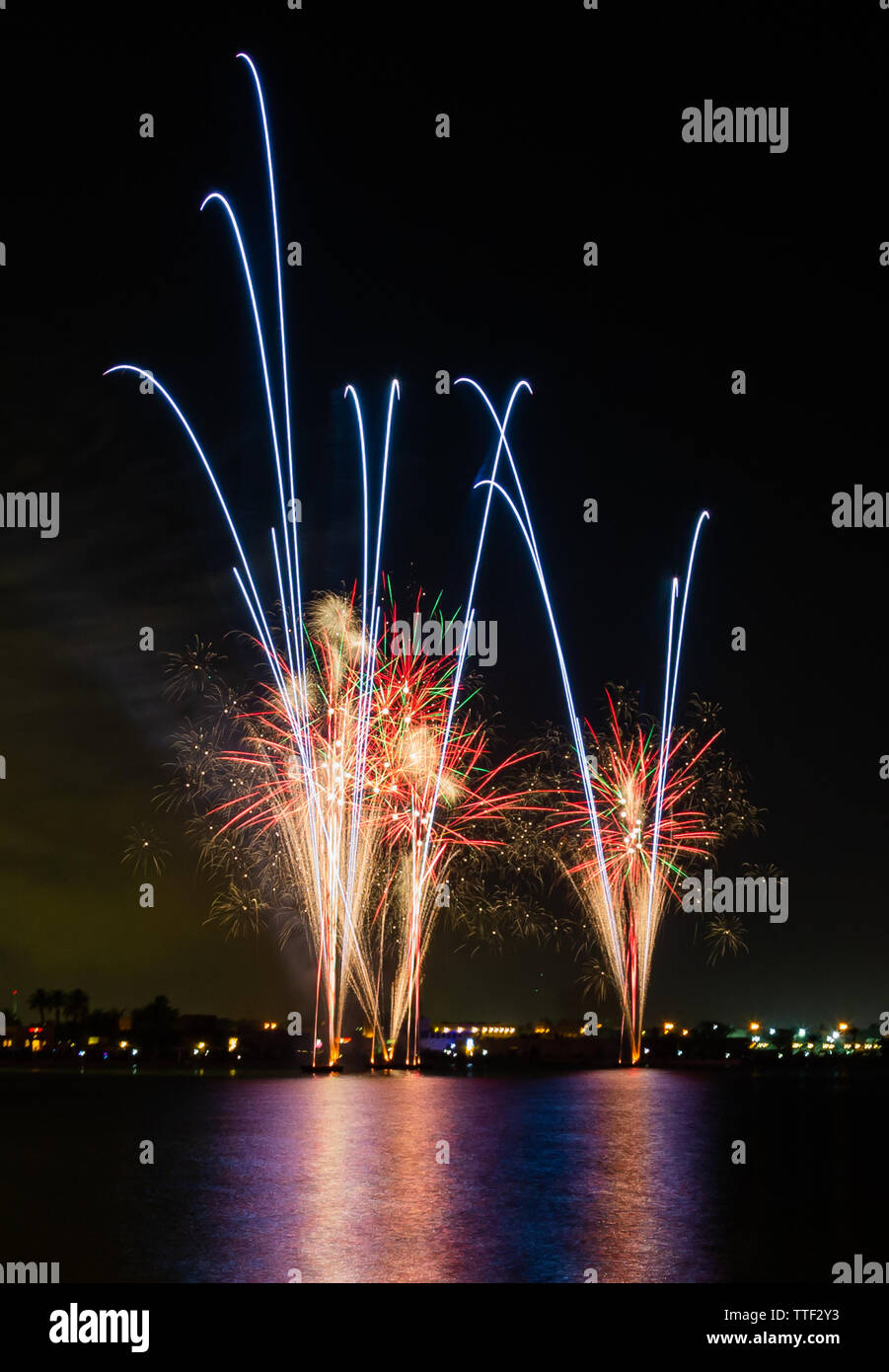 Spettacolo di fuochi d'artificio durante l'Eid Al Fitr celebrazione 2019 nel Souq Wakrah, Doha in Qatar Foto Stock