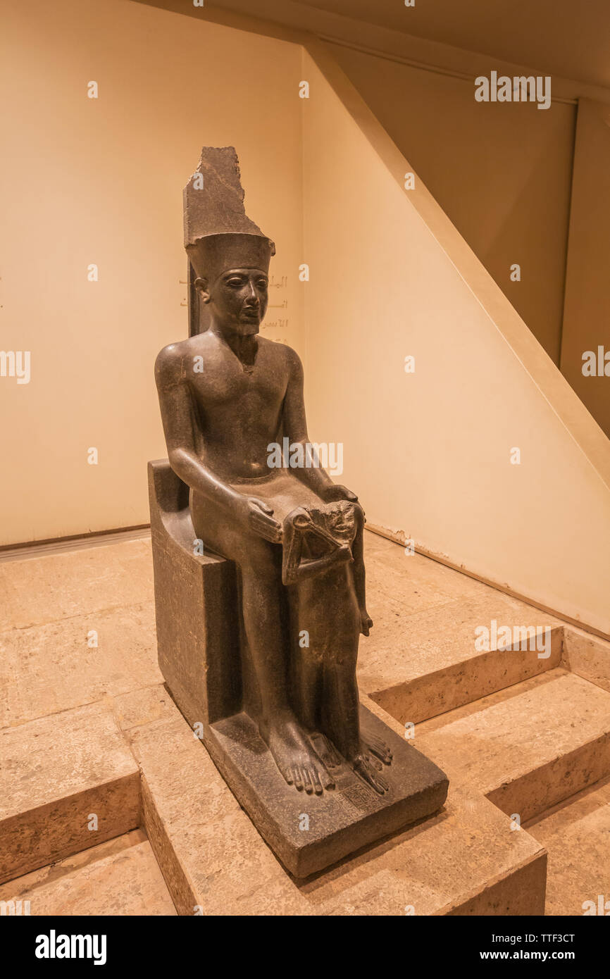Editoriale: LUXOR, Egitto, 16 Ottobre 2018 - Horemheb seduti su un trono nel Museo di Luxor Foto Stock