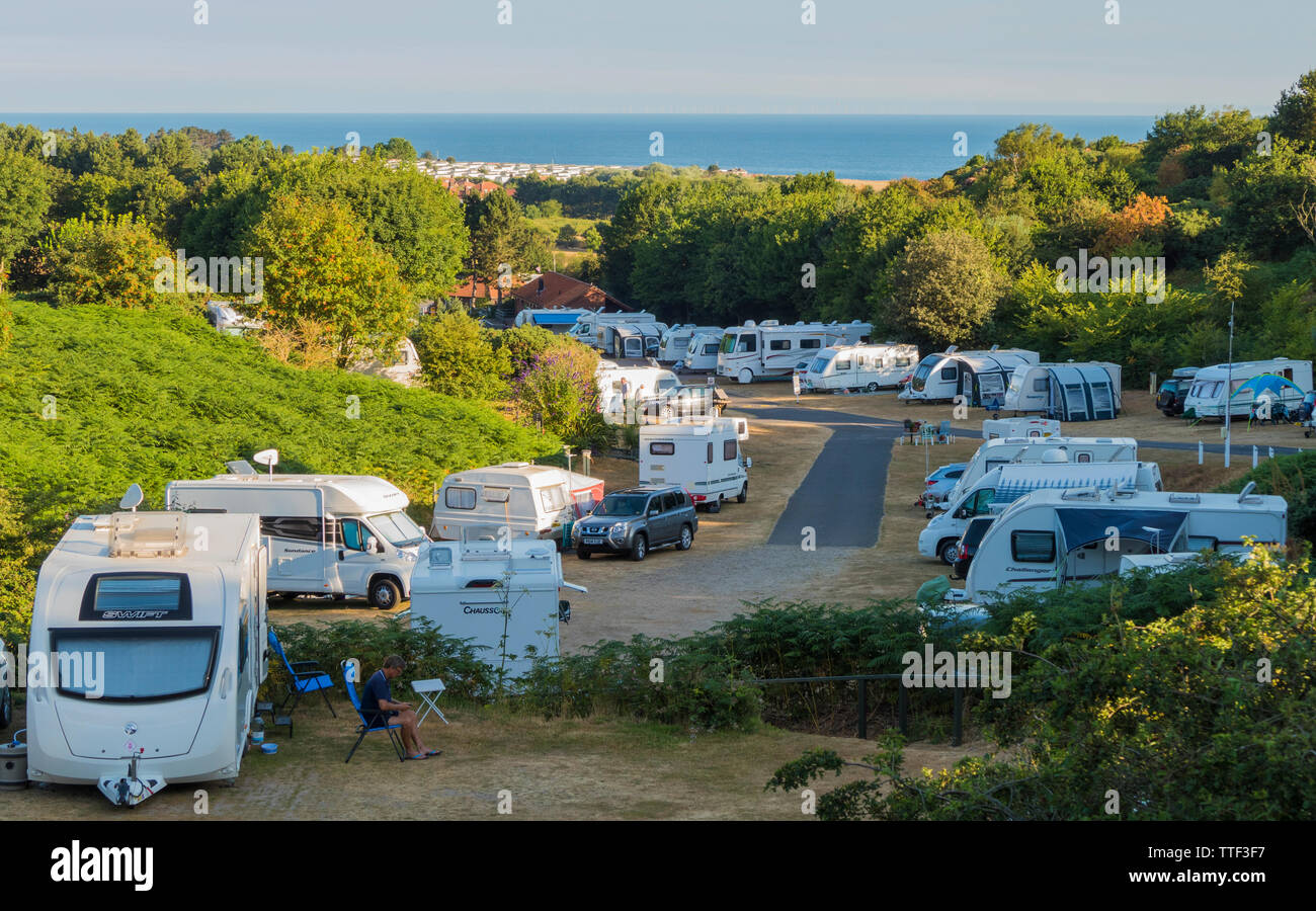 Vista mare da una pacifica caravan e camper Club sito (denominato Incleboro campi), West Runton, sulla Costa North Norfolk, Inghilterra, Regno Unito. Foto Stock