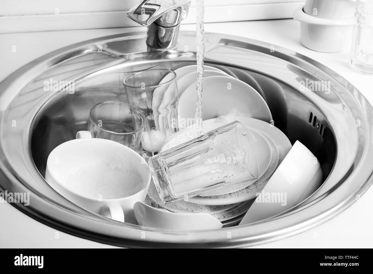 Pila di piatti nel lavandino closeup Foto Stock