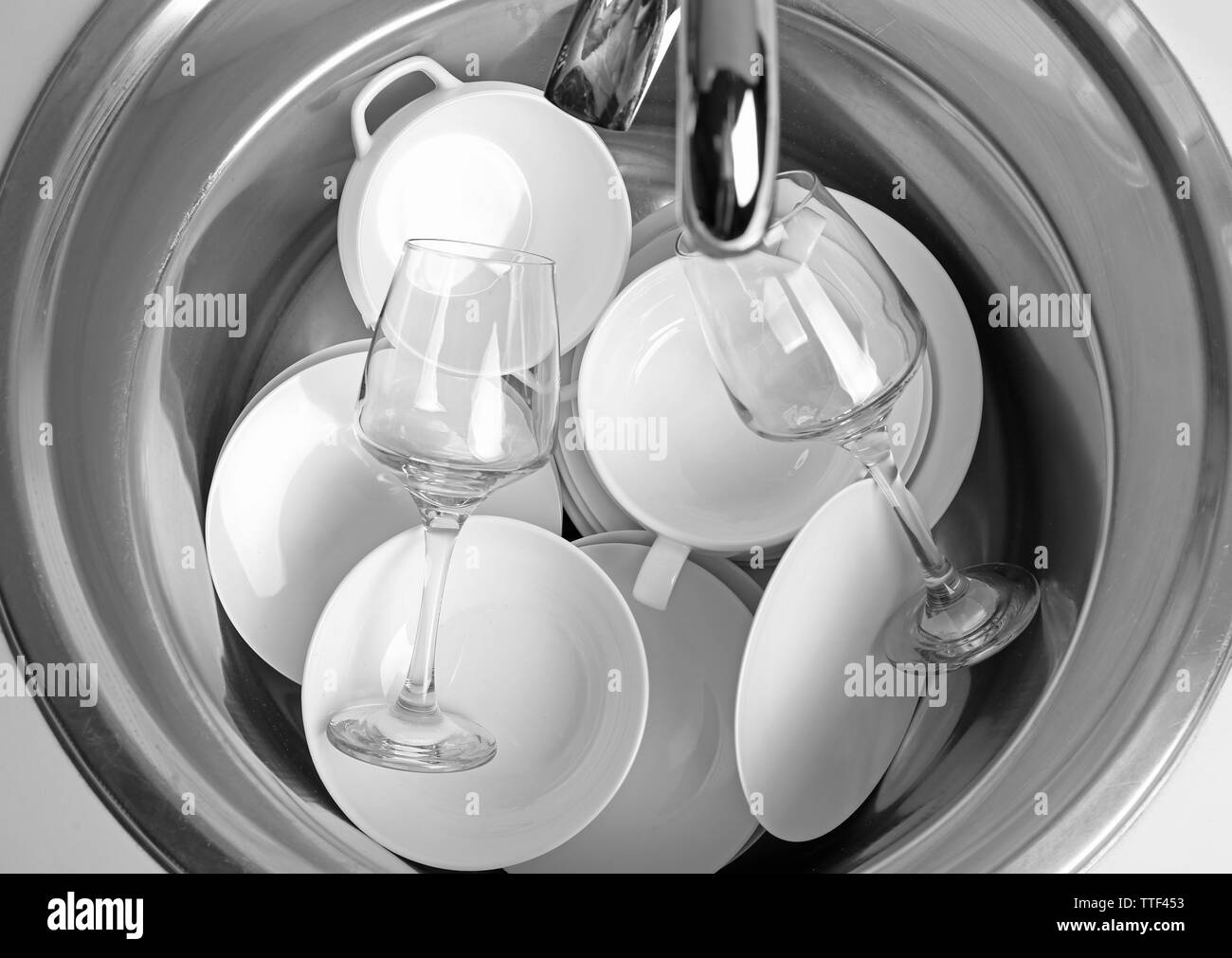 Pila di piatti nel lavandino closeup Foto Stock