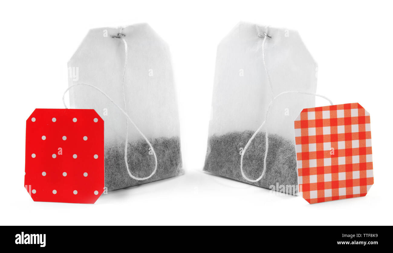 Teabags inutilizzati con etichette rosse isolato su sfondo bianco Foto Stock