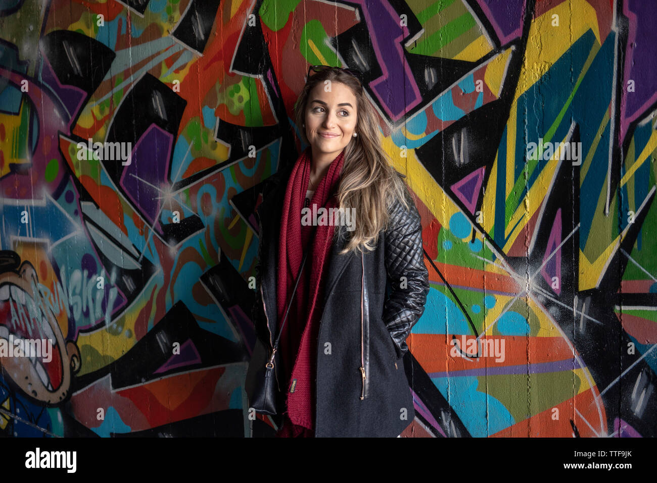 Ritratto di una donna ispanica 20-30 a Berlino Foto Stock