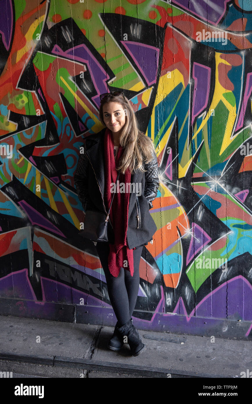 Ritratto di una donna ispanica 20-30 a Berlino Foto Stock