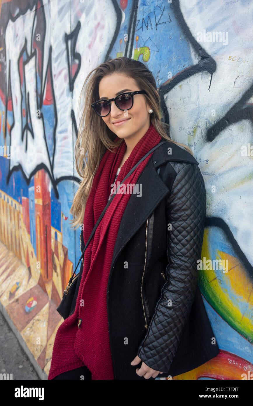 Ritratto di una donna ispanica 20-30 a Berlino Foto Stock