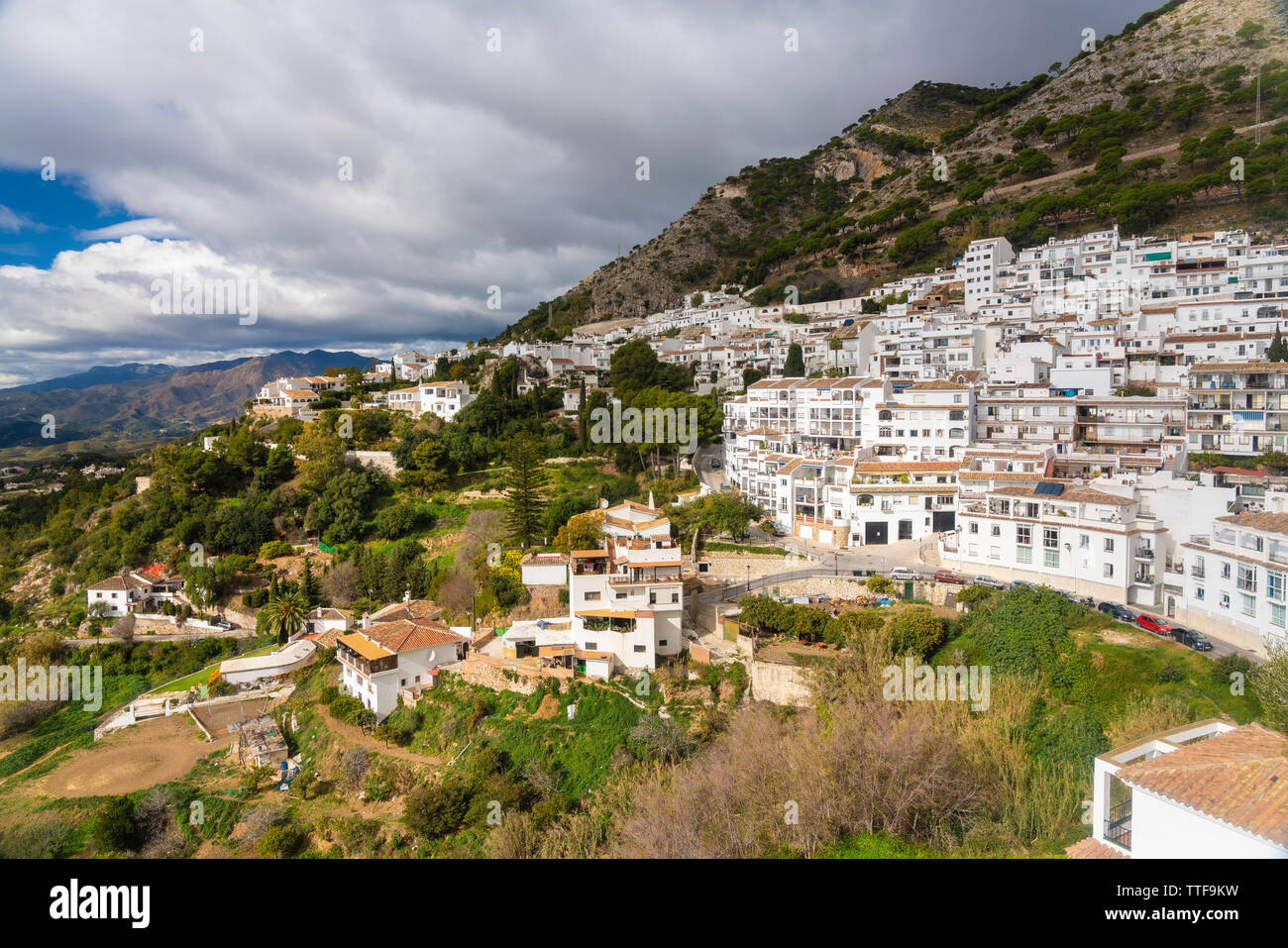 Vista del villaggio di Mijas in inverno con case su una collina Foto Stock