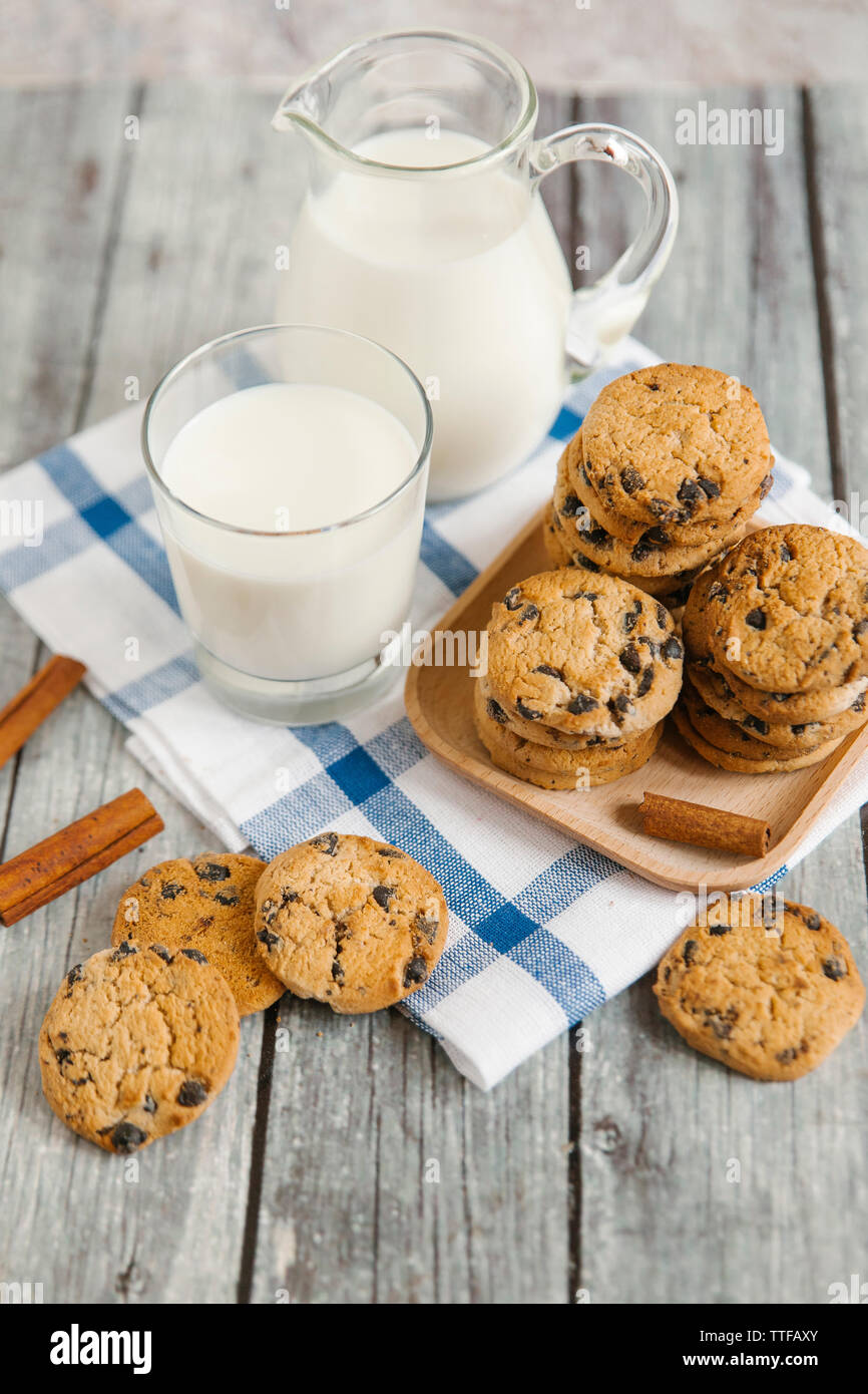 Angolo di alta vista di biscotti e latte sul tavolo Foto Stock