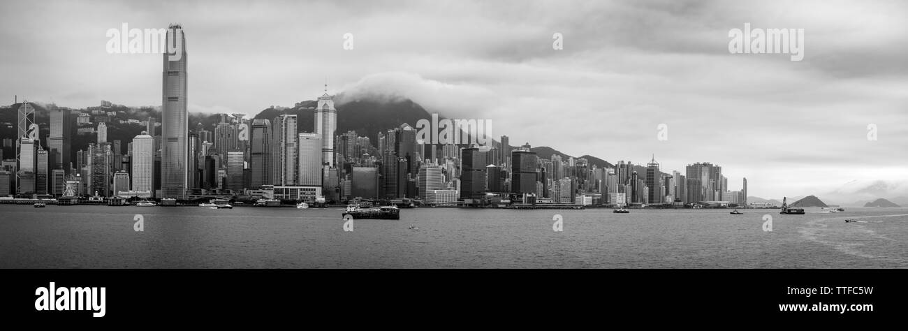 Una vista panoramica dell'Isola di Hong Kong che si estende da sinistra a destra: Wan Chai, centrale, Sheung Wan, Sai Wan, Monte Davis e isola verde sulla destra. Foto Stock