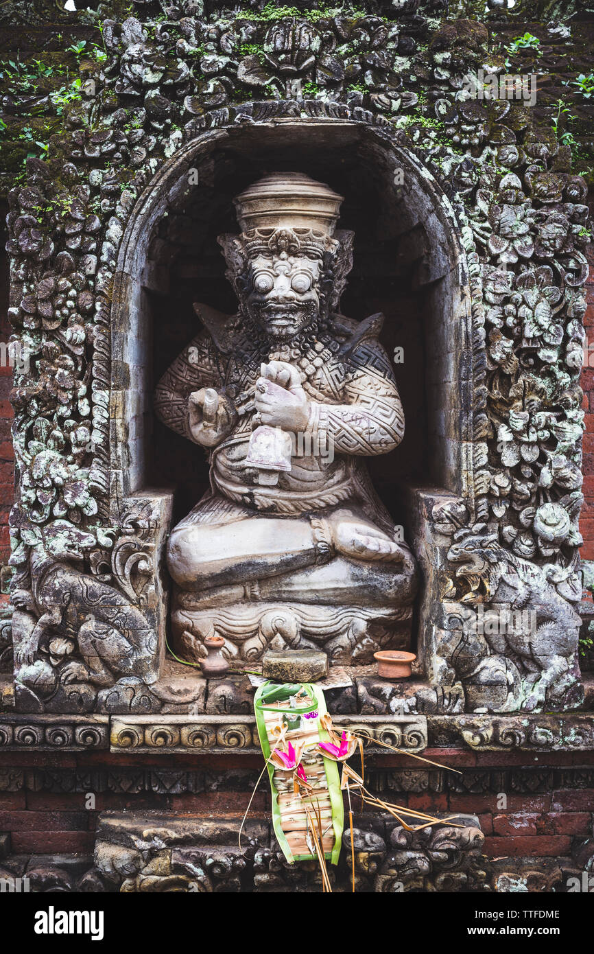 Piccola statua decorativa in un tempio locale a Bali, in Indonesia Foto Stock
