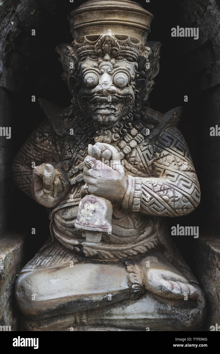Piccola statua decorativa in un tempio locale a Bali, in Indonesia Foto Stock