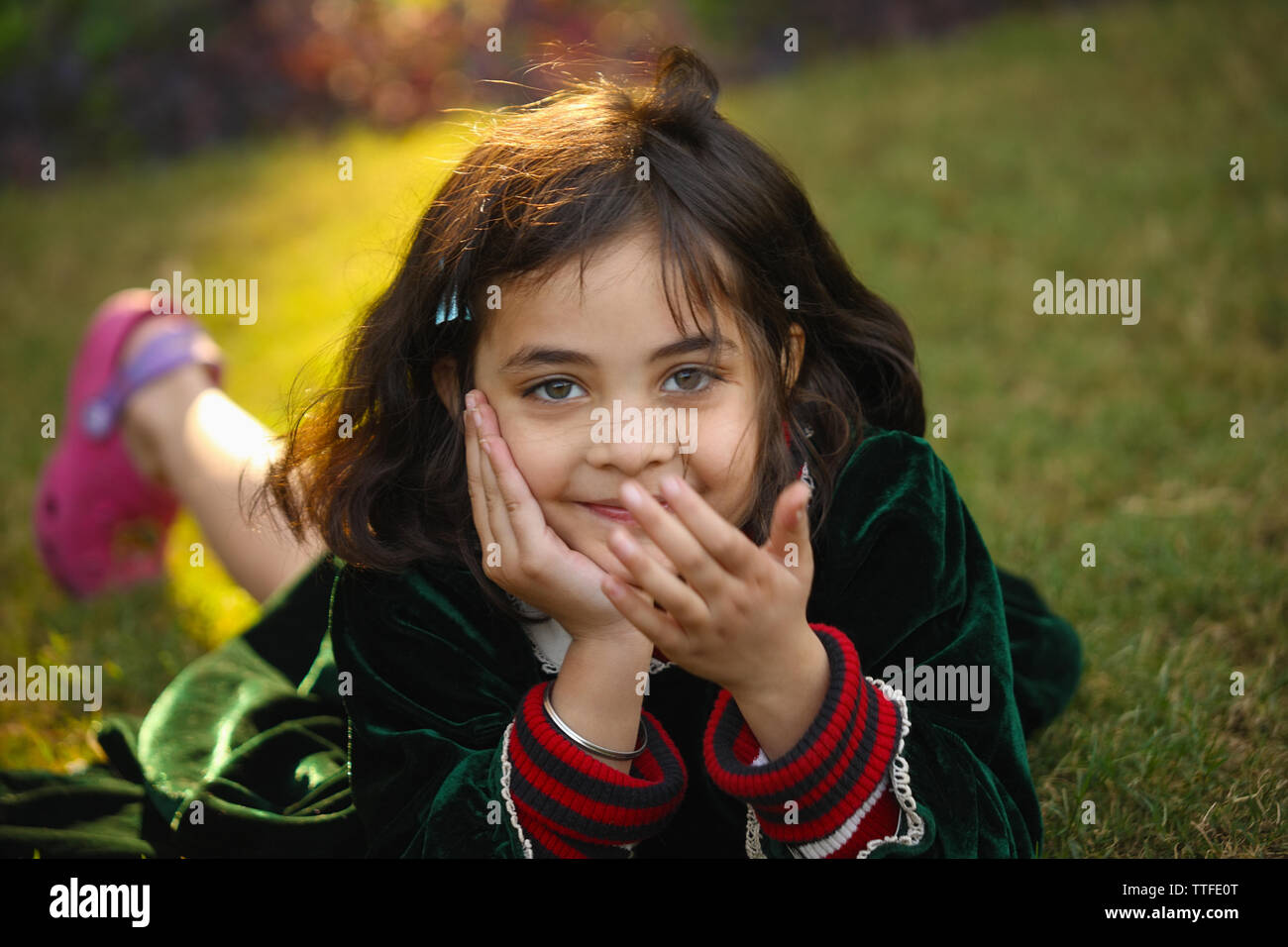 Ritratto di una ragazza sdraiata in un prato Foto Stock