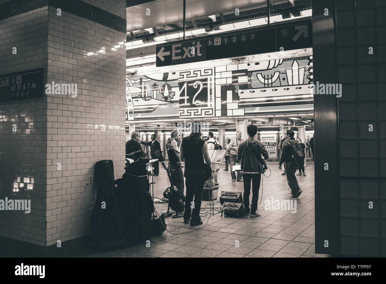 Prestazioni in Times Square-42nd Street Stazione della Metropolitana Foto Stock