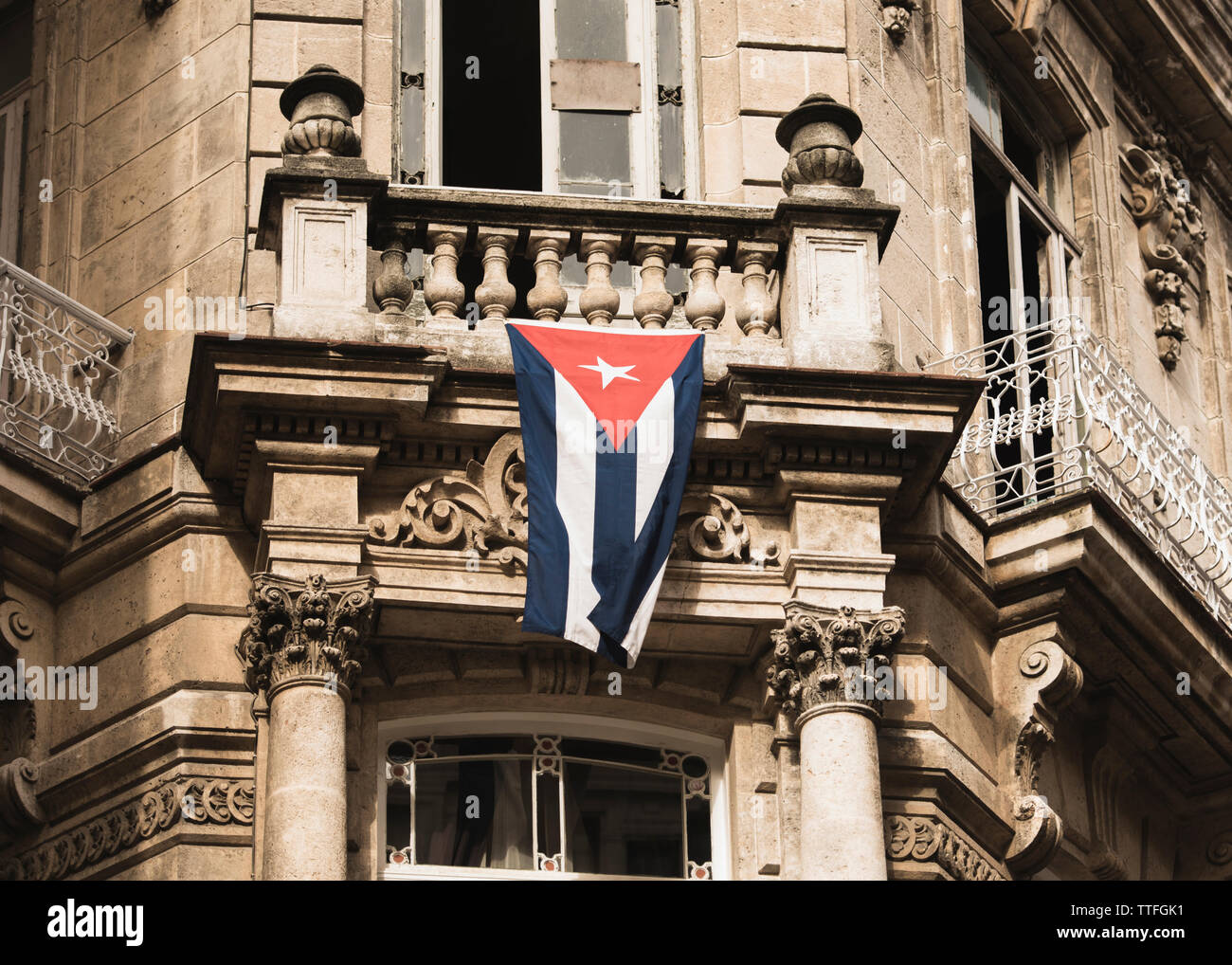 Cuba bandiera sventola per le strade di l'Avana. Foto Stock