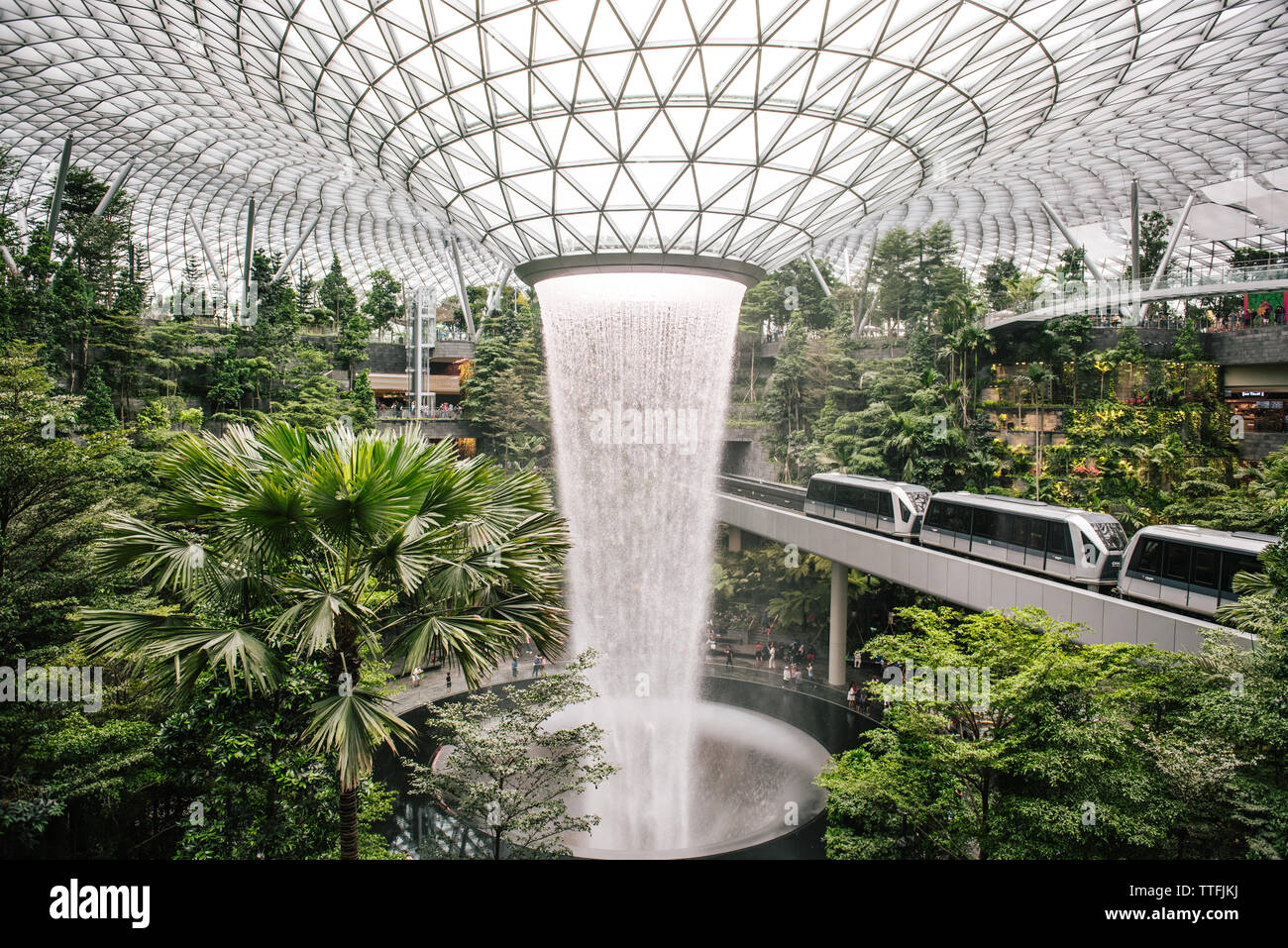Cascata al coperto al gioiello dall'Aeroporto Changi di Singapore Foto Stock