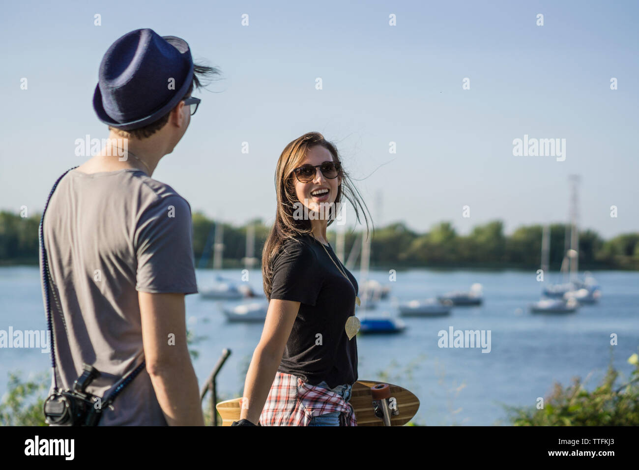 Giovani millennial appendere fuori a waterfront Foto Stock
