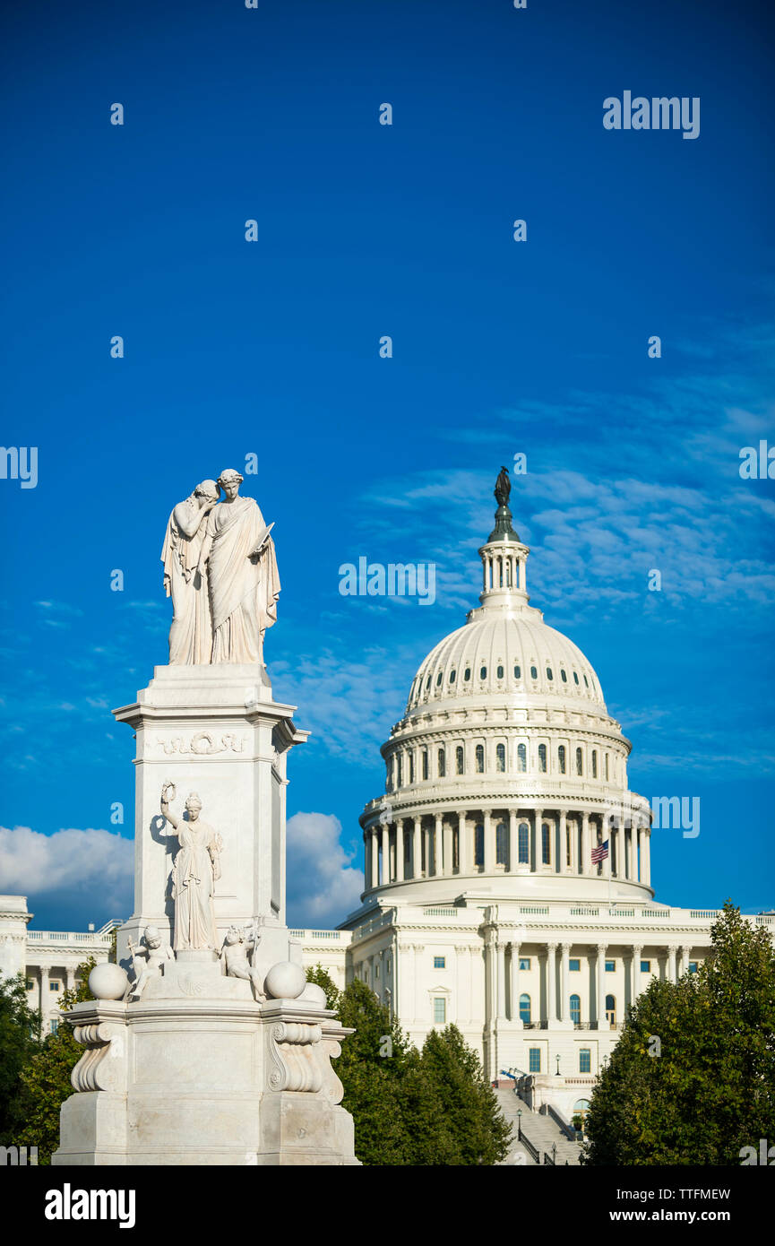 Scenic vista occidentale degli Stati Uniti Campidoglio dominata dal monumento di pace con lussureggiante fogliame di estate a Washington DC, Stati Uniti d'America Foto Stock