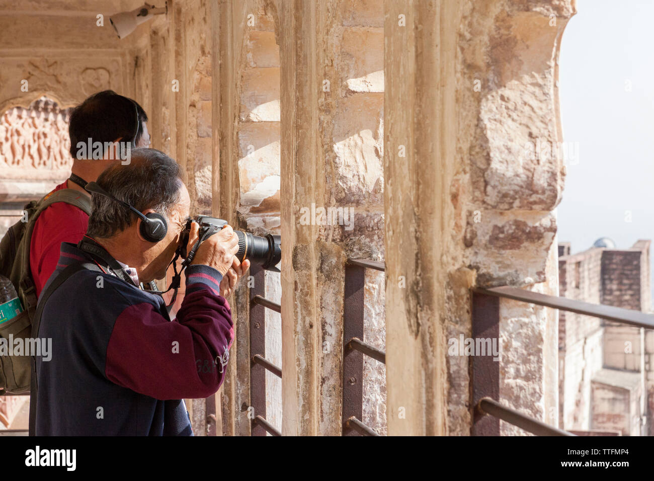 60 anni caucasian turistica prendendo la foto in jodhpur fort, India Foto Stock