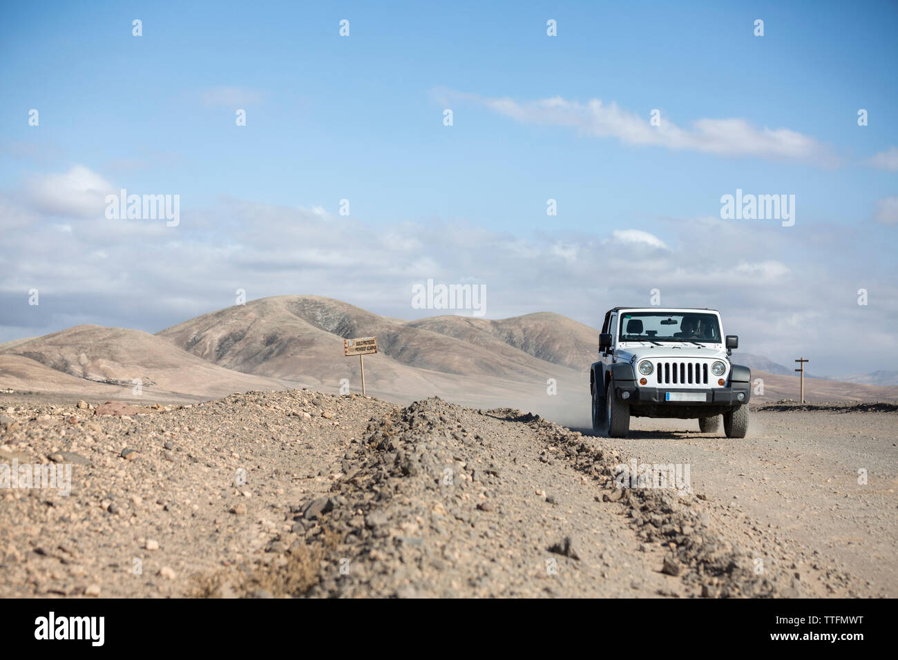 Bianco jeep 4x4 guida fuori strada vuota strada sporca nel paesaggio del deserto Foto Stock