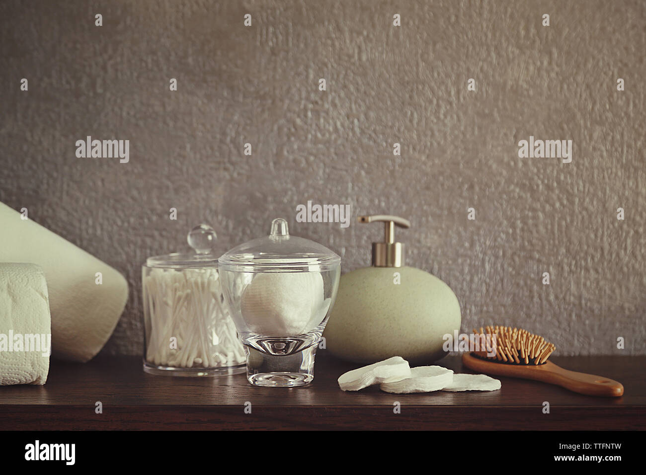 Accessori per il bagno su muro grigio sfondo Foto Stock