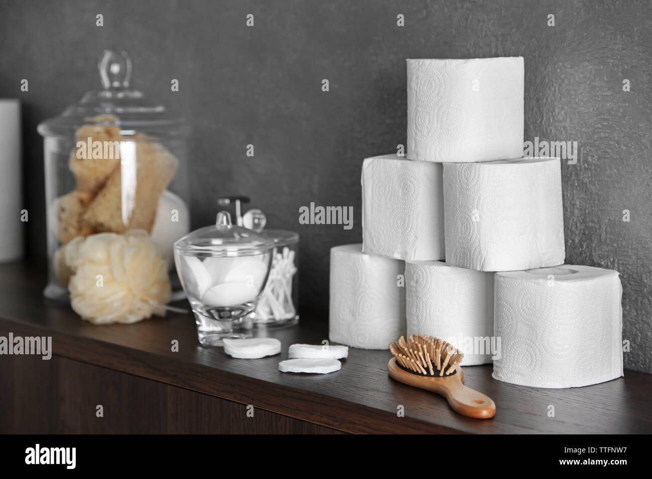 Accessori per il bagno su muro grigio sfondo Foto Stock