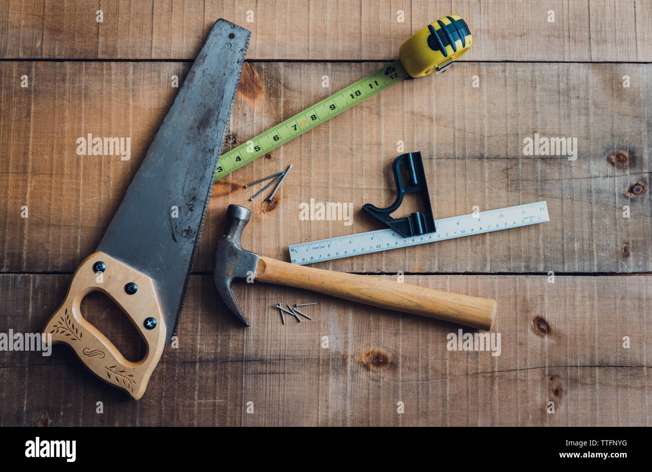 Tettuccio di colpo di attrezzi di falegnameria sparsi su un tavolo di legno. Foto Stock