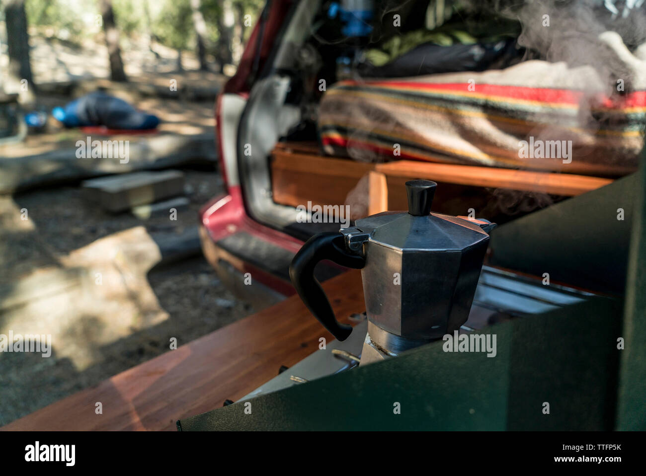 Caffettiera sul fornello da campeggio a campeggio Foto Stock