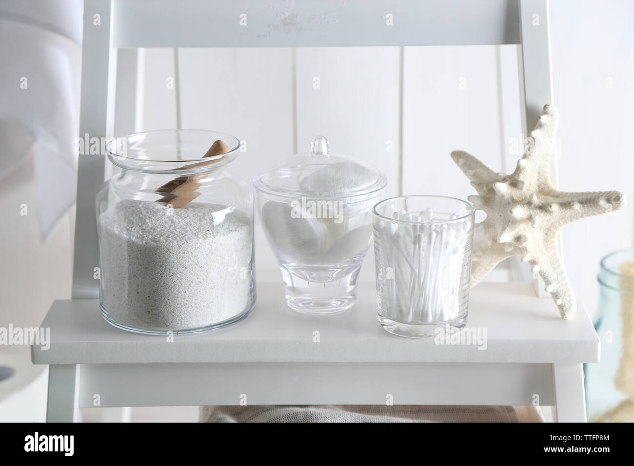 Accessori per il bagno su parete in legno sfondo Foto Stock