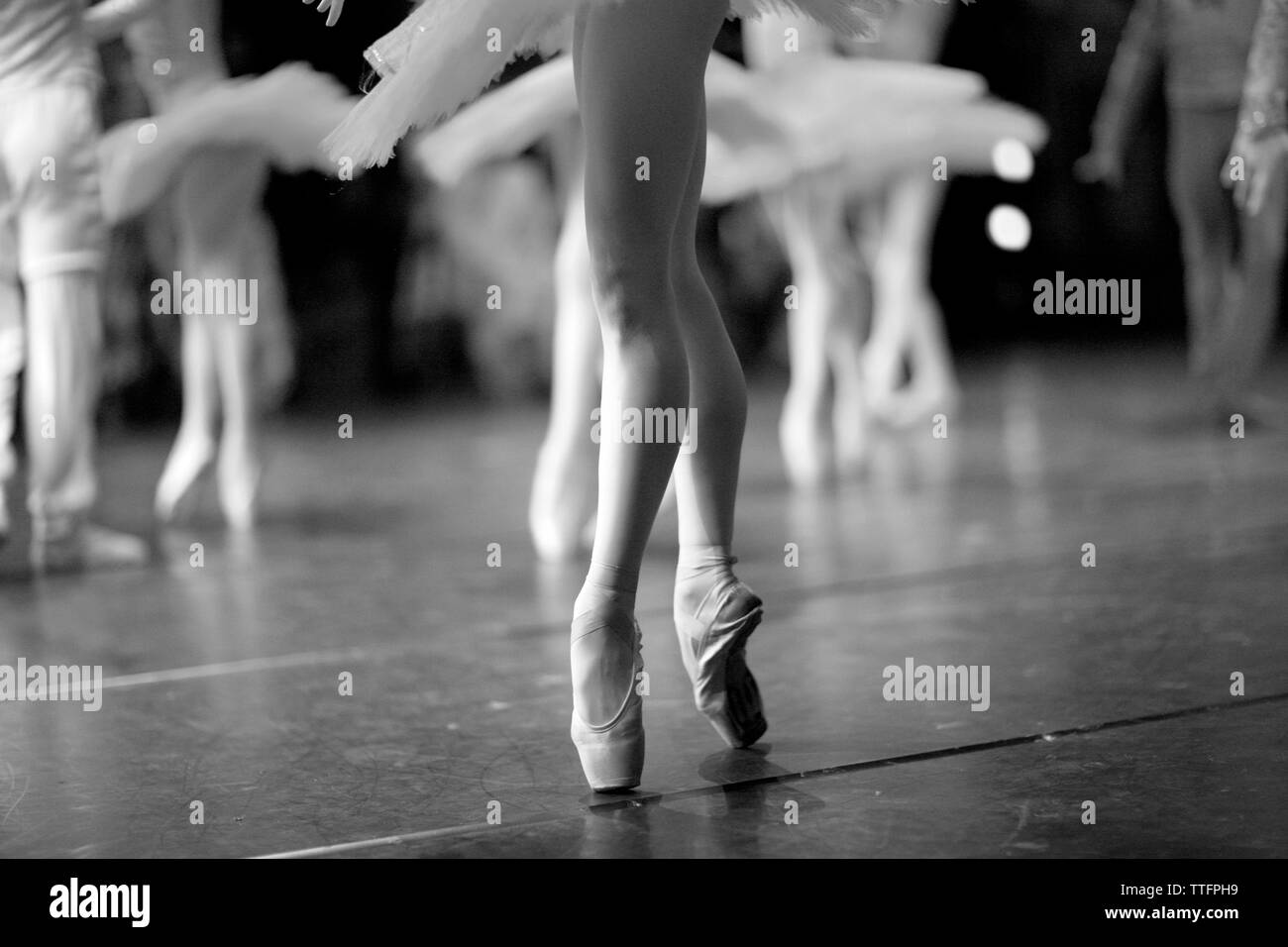 Ballerina e ballerini sul palco durante una performance Foto Stock