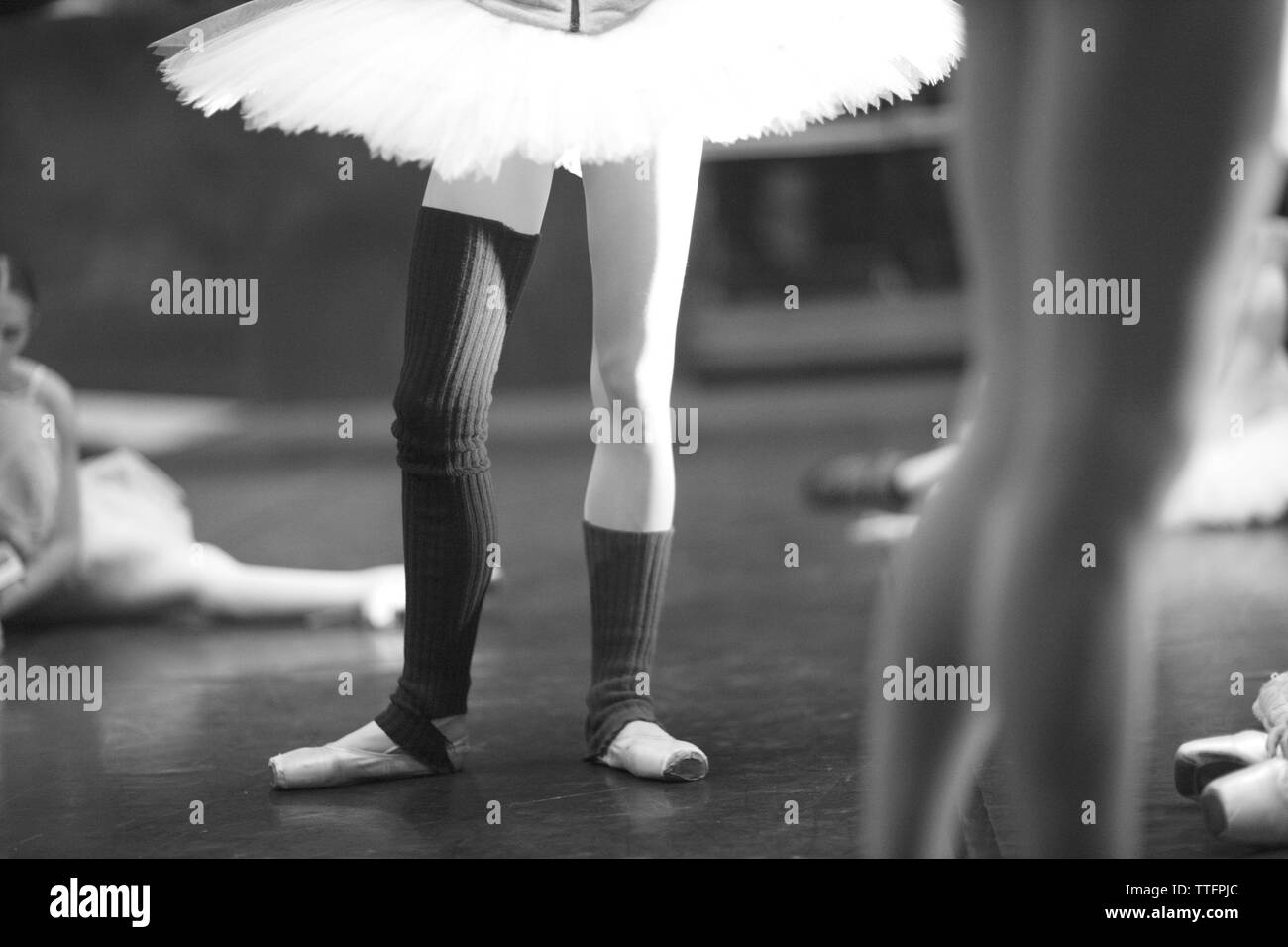 Ballerina caldo soffietti durante una prova sul palco Foto Stock