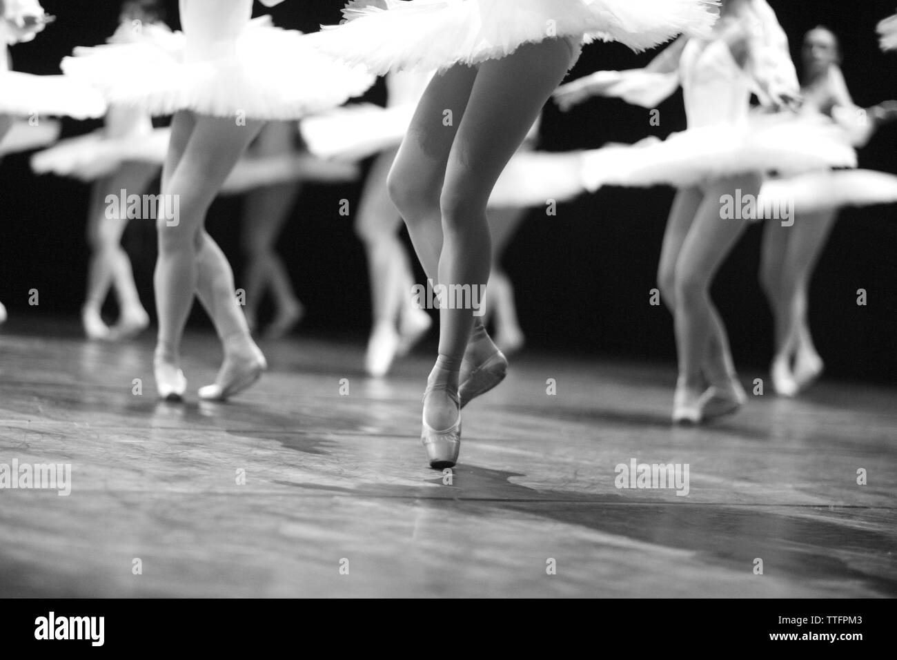 Leggiadre ballerine piedi ballando sul pointe sul palco durante una performance Foto Stock