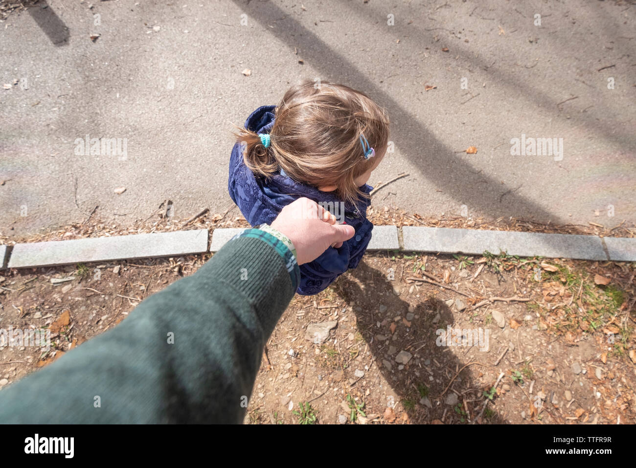 Vista cenital di una ragazza dando la mano di suo padre aiutandola a Foto Stock