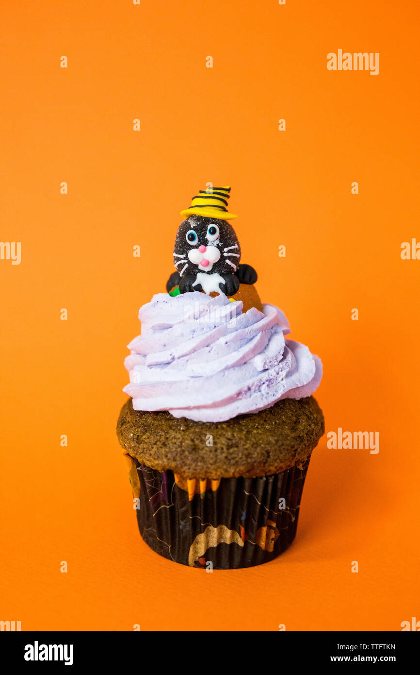 Nizza cupcake di halloween con un Cheshire cat sulla crema di burro Foto Stock