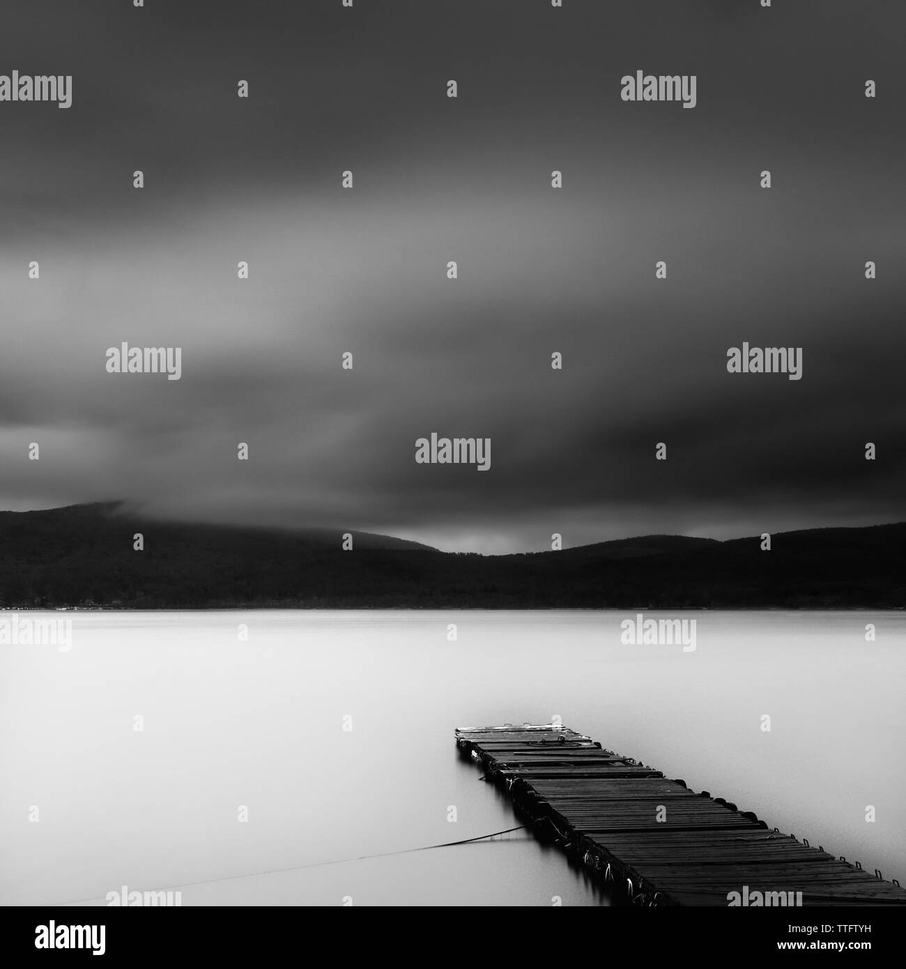 Molo su un giorno moody, lago Yamanaka, Prefettura di Yamanashi, Giappone Foto Stock